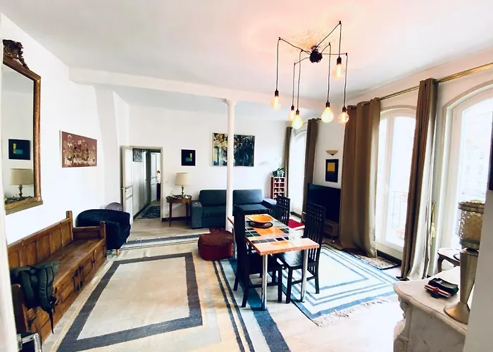 Romantic Apartment In Paris